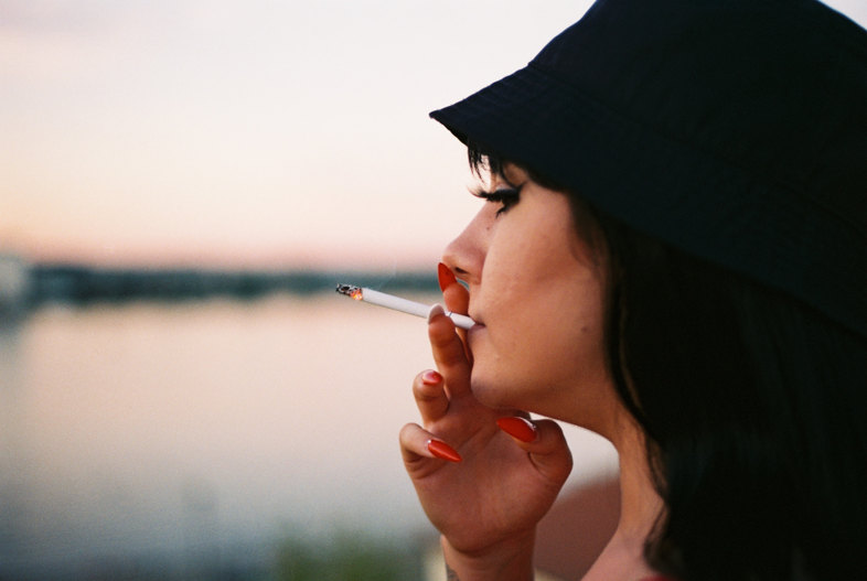 chica fuma un cigarrillo