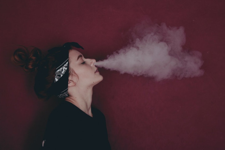 mujer que vapulea un elíquido de calidad