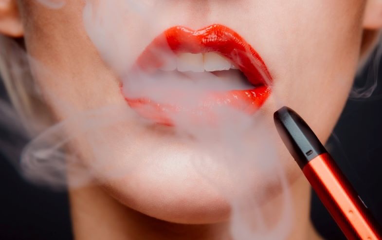 Mujer vaping curiosa sobre el cigarrillo electrónico más caro