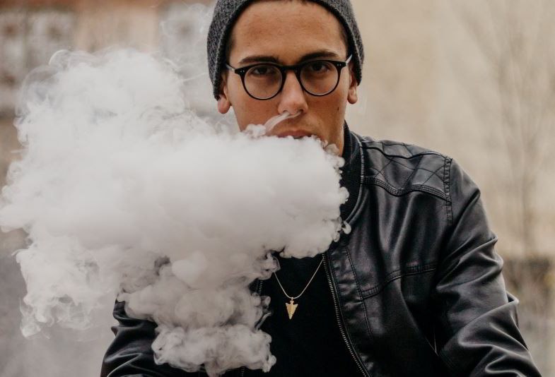 Nube de vapor de un potente cigarrillo electrónico
