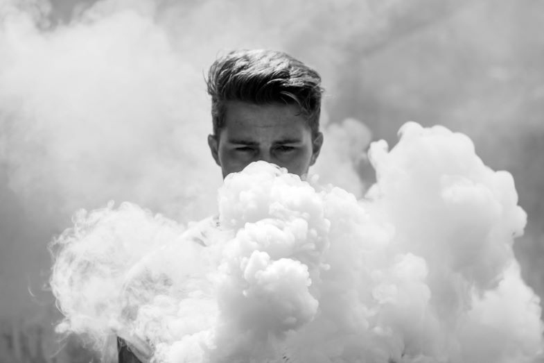 Grandes nubes de vapor generadas por el atomizador para cloud chasing