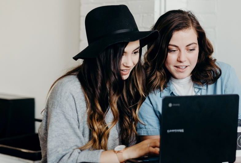 Las chicas eligen los aromas de los cigarrillos electrónicos en Internet