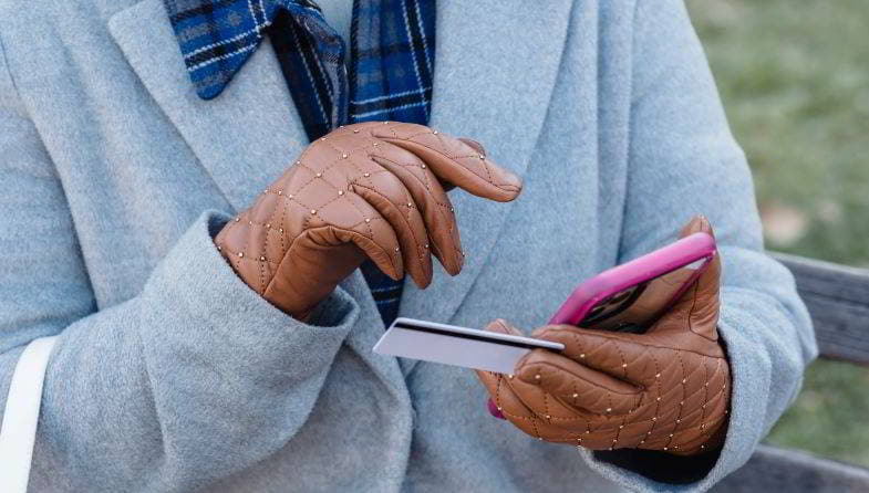 Chica comprando líquidos para cigarrillos electrónicos en línea