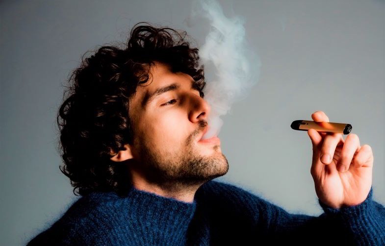 Hombre fumando líquido personalizado con nicotina Terpy