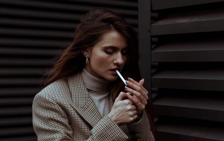 Mujer encendiendo un cigarrillo