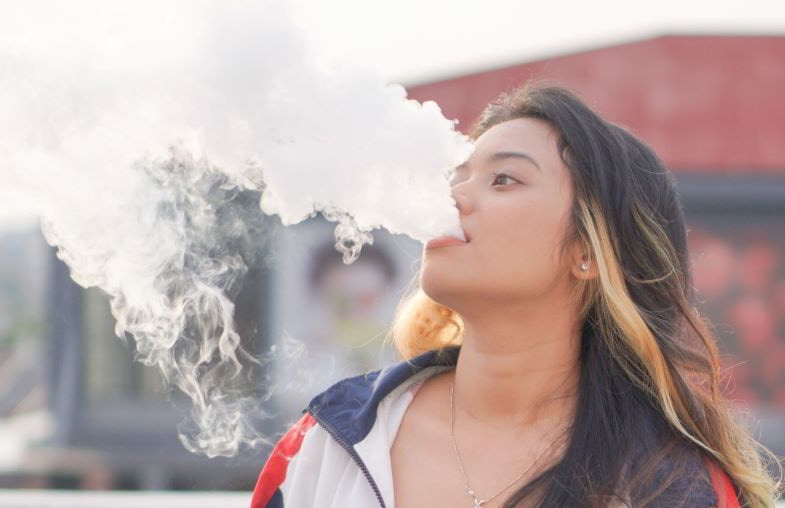 Mujer probando un nuevo sabor de líquido para vapear