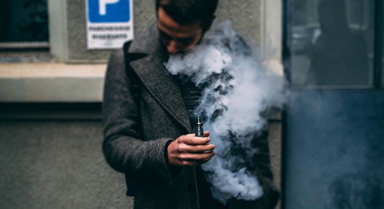 Un hombre utiliza los cigarrillos electrónicos para dejar de fumar