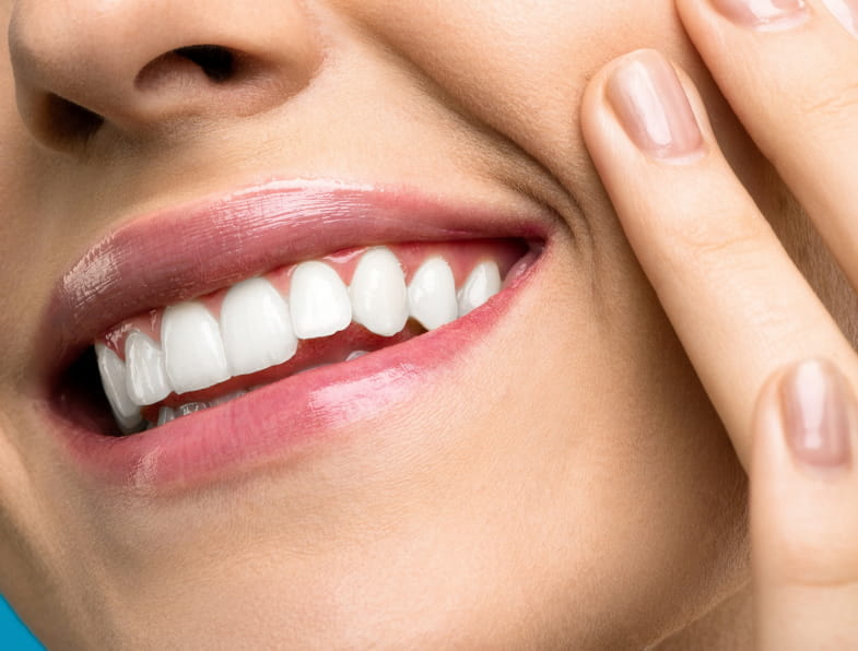 Sonrisa blanca y saludable de una mujer no fumadora