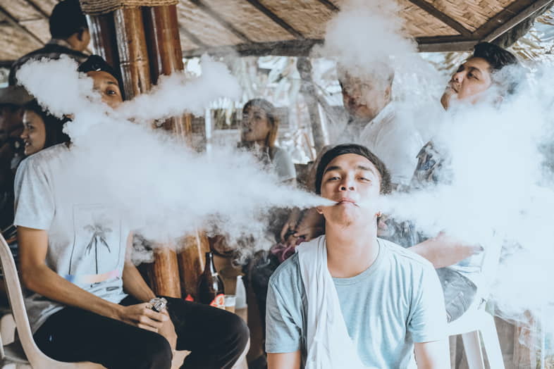 Un grupo de jóvenes haciendo Cloud Chasing, emitiendo grandes nubes de vapor