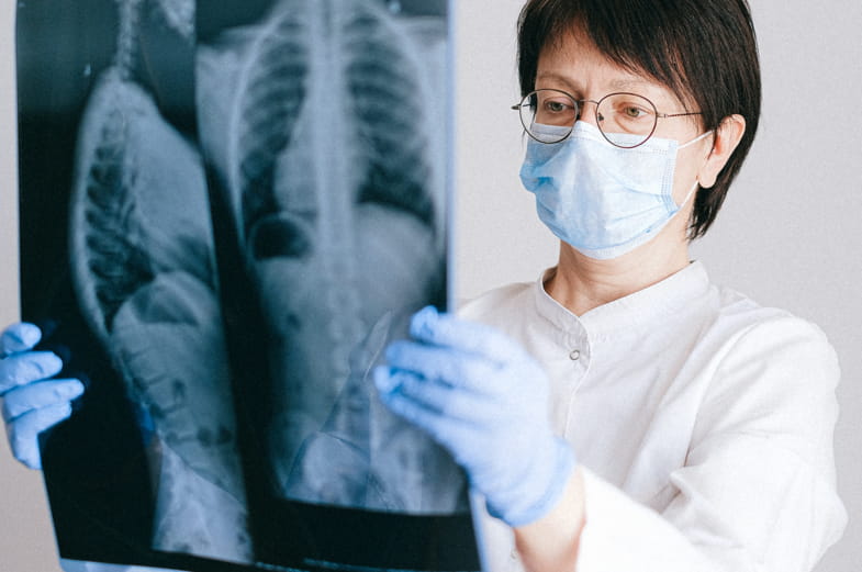 Médico controla la radiografía pulmonar de un paciente | Terpy 