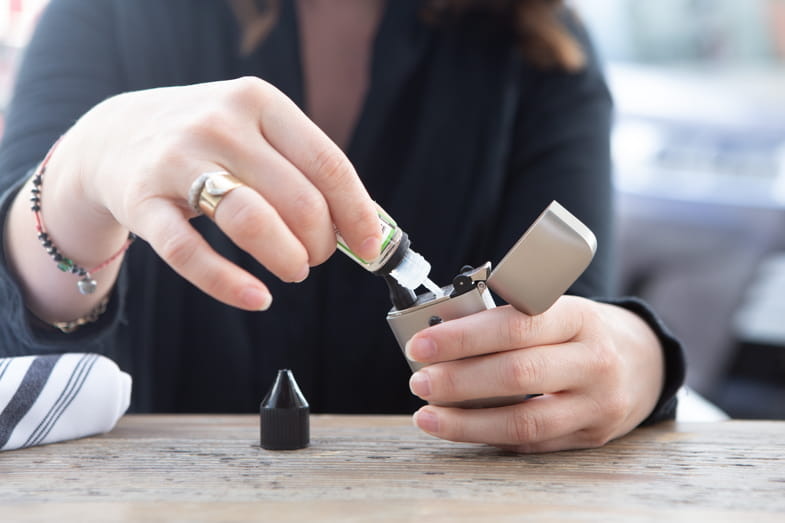 Mujer que rellena e-cigarrillo con e-líquido | Terpy