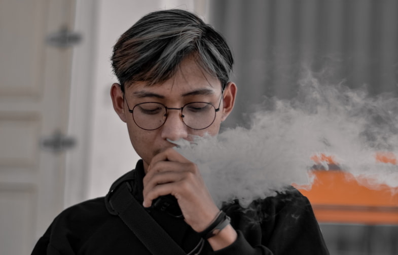 Boy vaping sin probar el e-líquido | Terpy