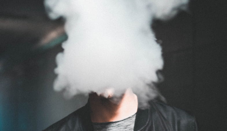 Chico que fuma con la cara cubierta de vapor | Terpy 