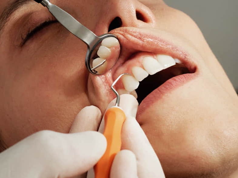 Dentista examinando la salud bucodental de una paciente | Terpy 