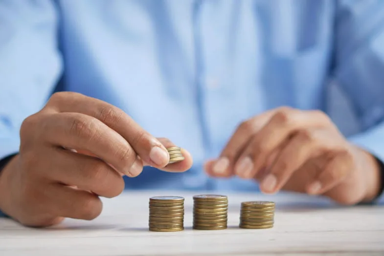 hombre-apilado-ahorro-de-dinero Hombre apilando monedas | Terpy