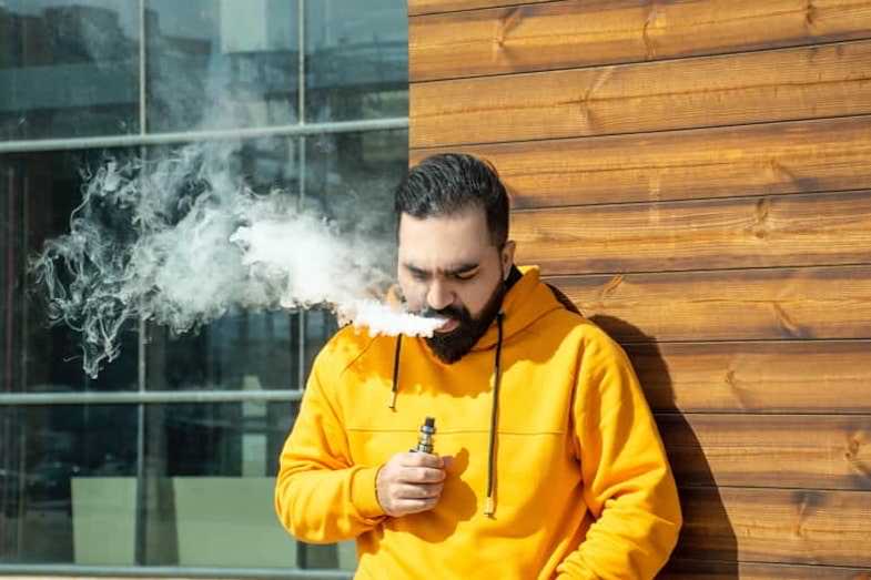 Hombre apoyado en una pared vaping | Terpy 