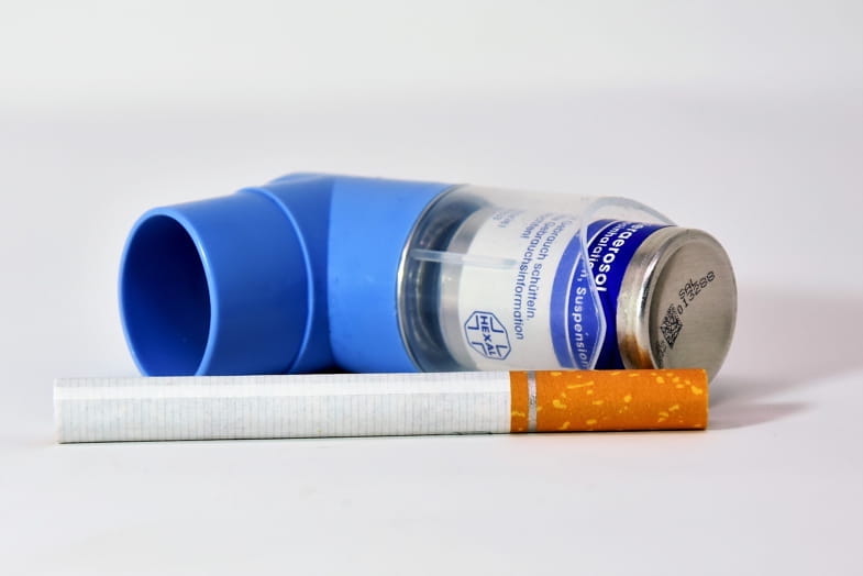 Inhalador para asmáticos junto a un cigarrillo tradicional | Terpy 