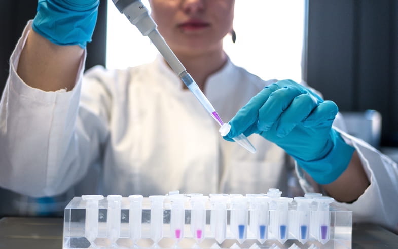 Investigador rellenando viales durante un estudio científico | Terpy 