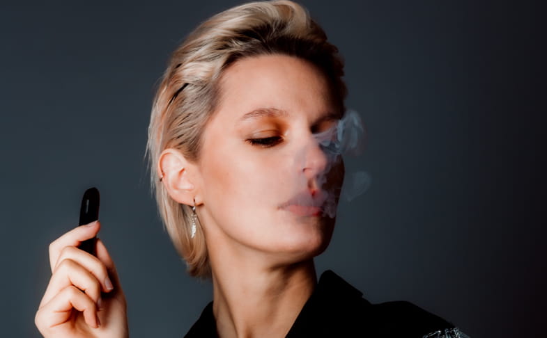 Mujer fumando un cigarrillo electrónico automático | Terpy 