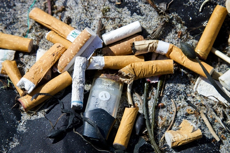 Las posibles soluciones para combatir la contaminación por colillas de cigarrillos